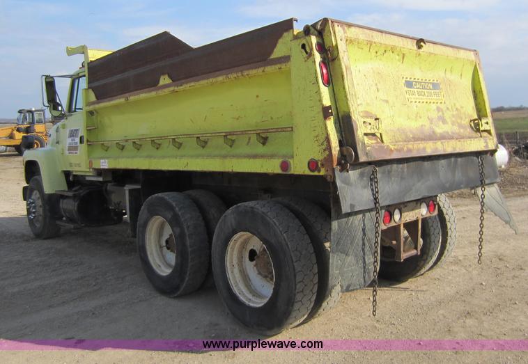 image for item C5365 1993 Ford LT9000 dump truck