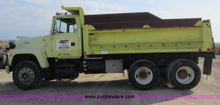 image for item C5365 1993 Ford LT9000 dump truck
