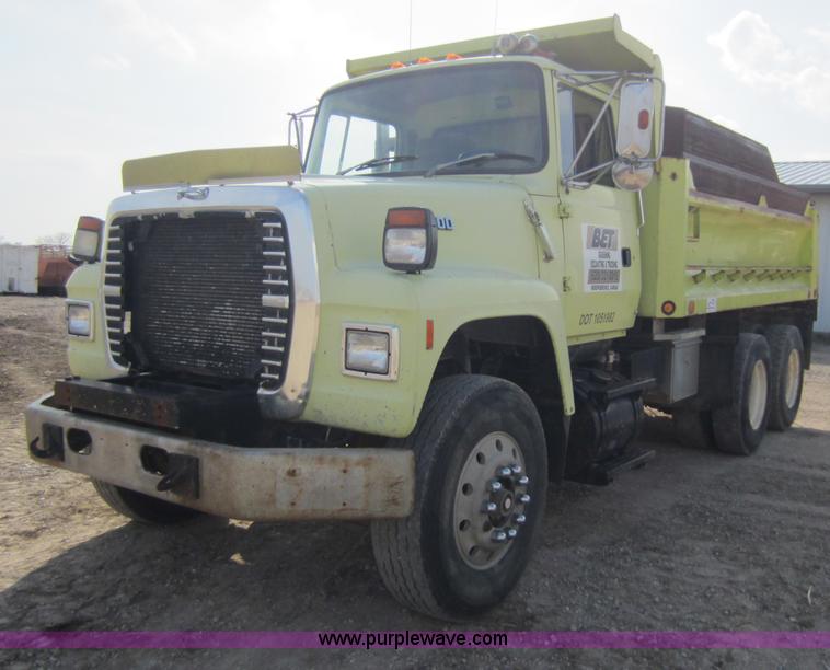image for item C5365 1993 Ford LT9000 dump truck