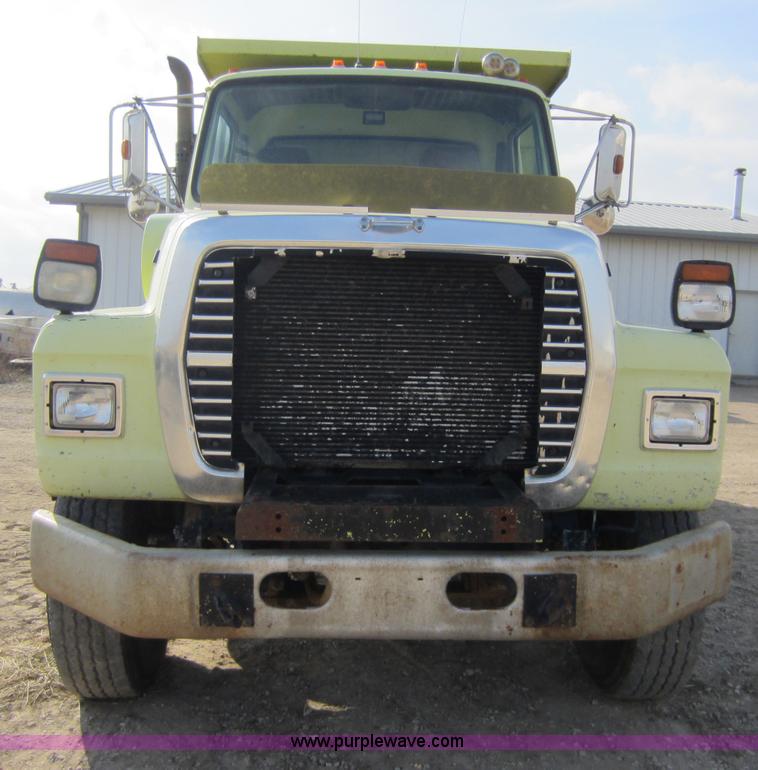 image for item C5365 1993 Ford LT9000 dump truck