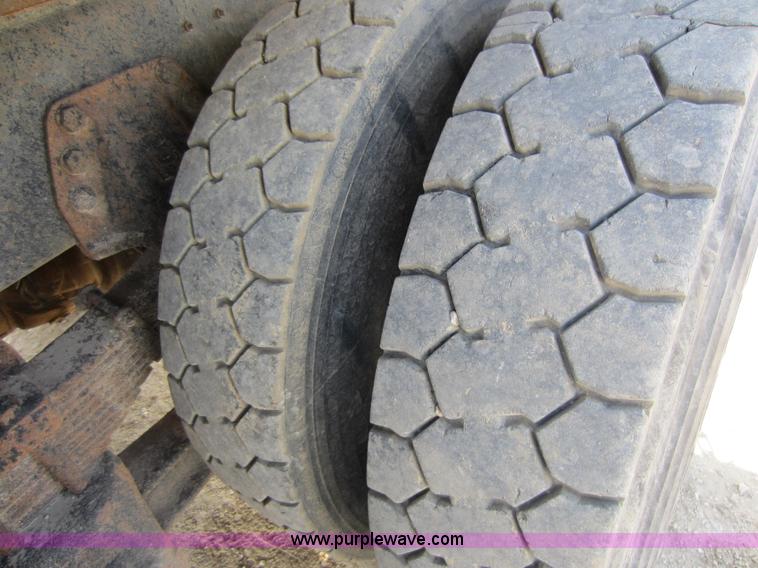 image for item C5365 1993 Ford LT9000 dump truck