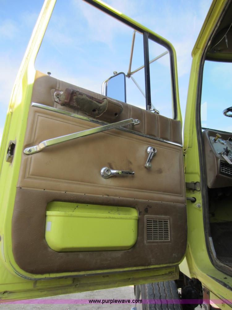 image for item C5365 1993 Ford LT9000 dump truck