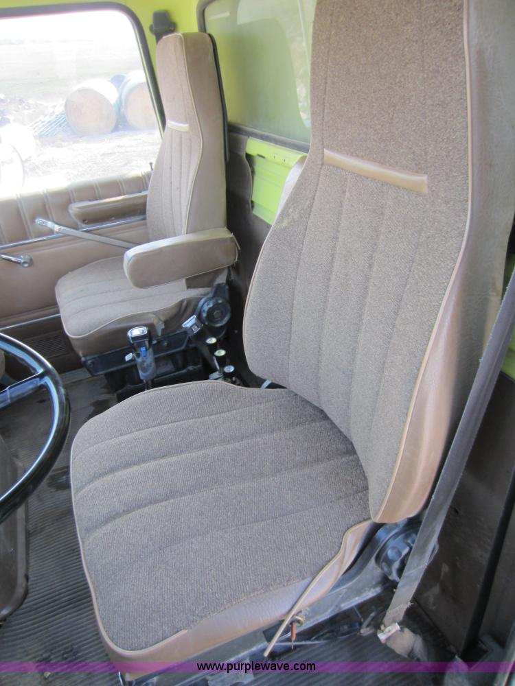 image for item C5365 1993 Ford LT9000 dump truck