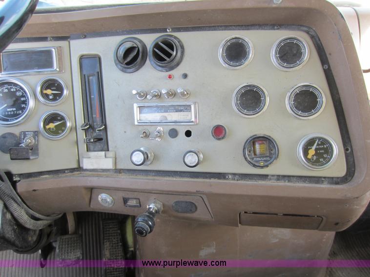 image for item C5365 1993 Ford LT9000 dump truck