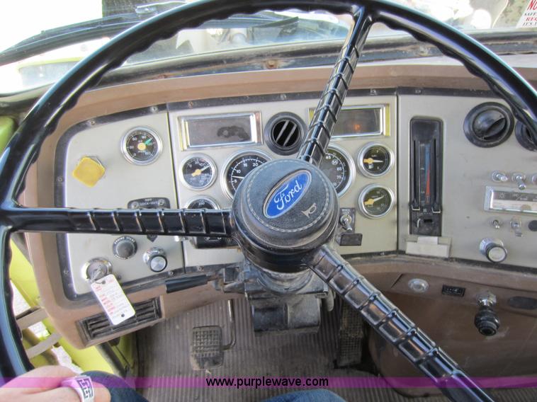 image for item C5365 1993 Ford LT9000 dump truck