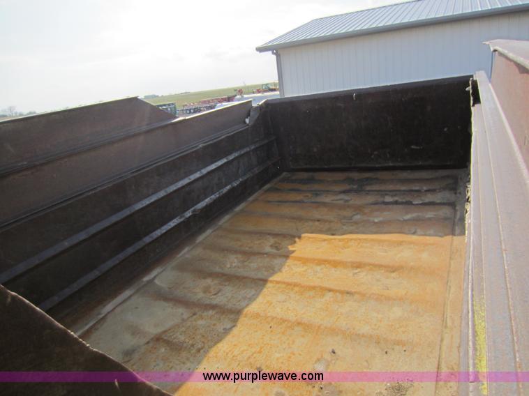 image for item C5365 1993 Ford LT9000 dump truck