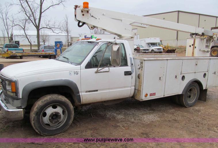 image for item D3053 2000 GMC 3500 bucket truck