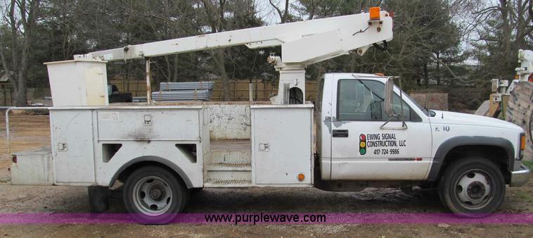 image for item D3053 2000 GMC 3500 bucket truck