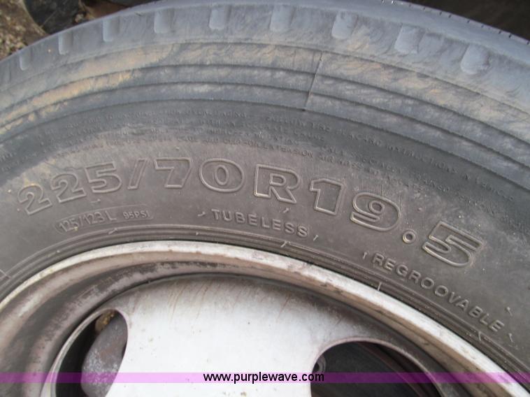 image for item D3053 2000 GMC 3500 bucket truck