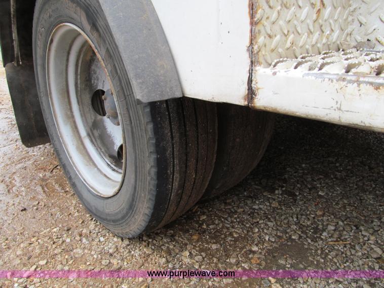 image for item D3053 2000 GMC 3500 bucket truck