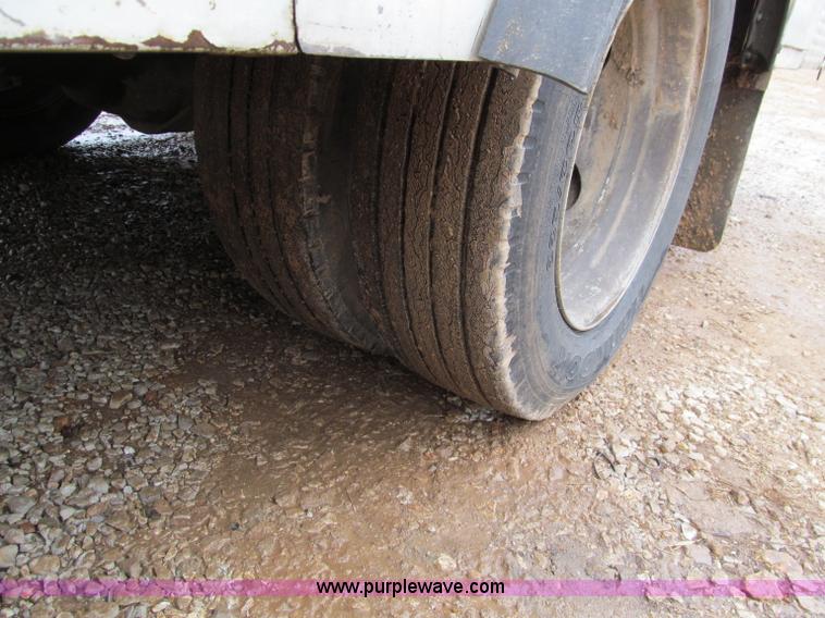 image for item D3053 2000 GMC 3500 bucket truck