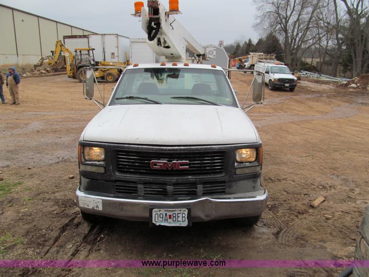 image for item D3053 2000 GMC 3500 bucket truck
