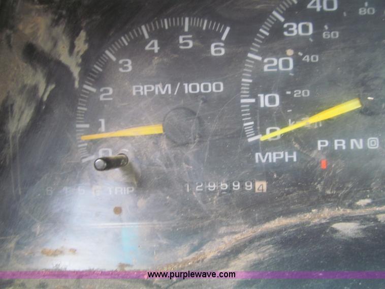 image for item D3053 2000 GMC 3500 bucket truck