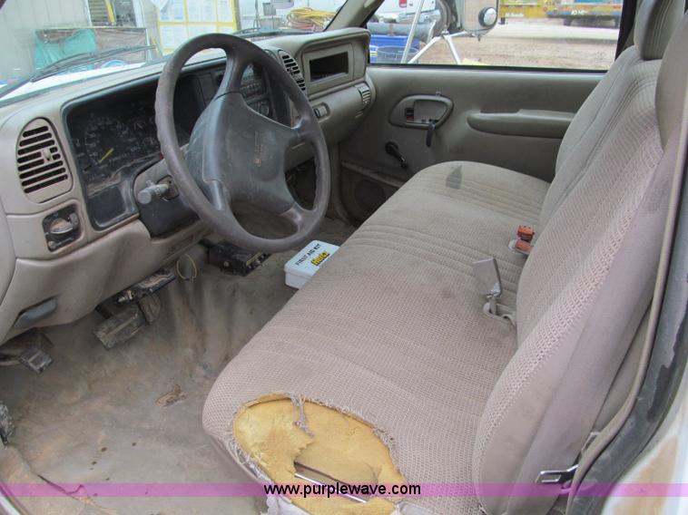 image for item D3053 2000 GMC 3500 bucket truck