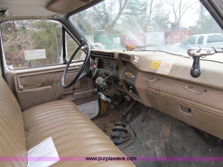 image for item D3054 1987 Ford F8000 truck