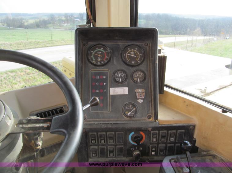 image for item D3104 1994 Caterpillar 621F scraper