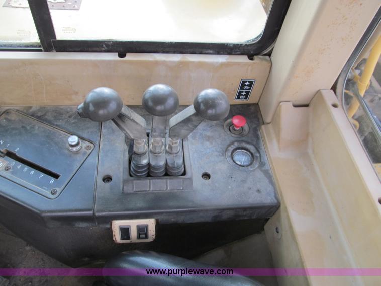 image for item D3104 1994 Caterpillar 621F scraper