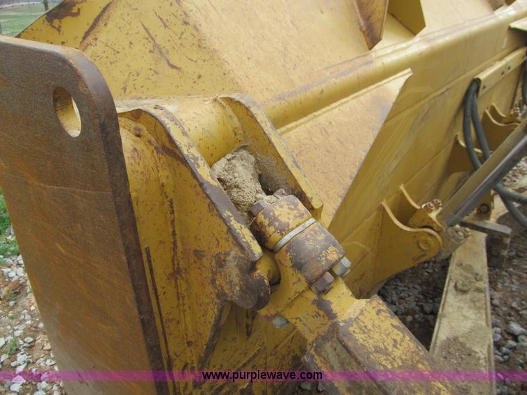 image for item D3105 2004 Caterpillar D6R XLII dozer