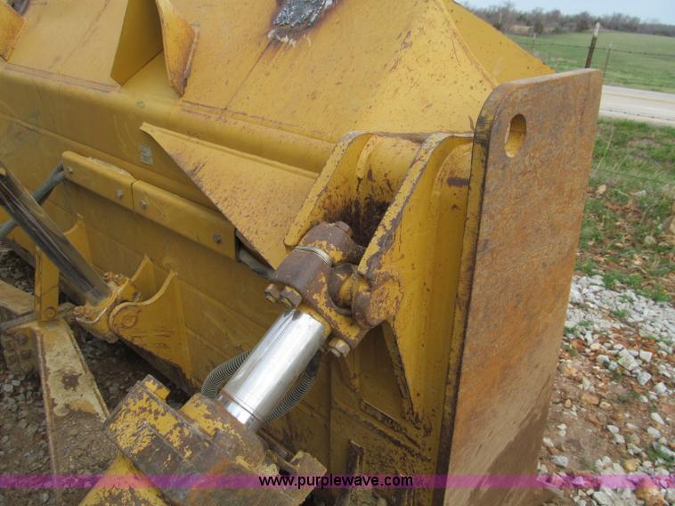 image for item D3105 2004 Caterpillar D6R XLII dozer