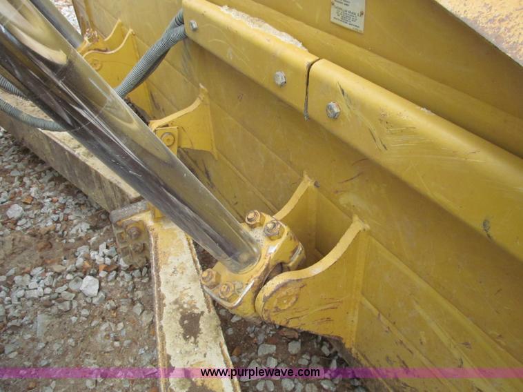 image for item D3105 2004 Caterpillar D6R XLII dozer