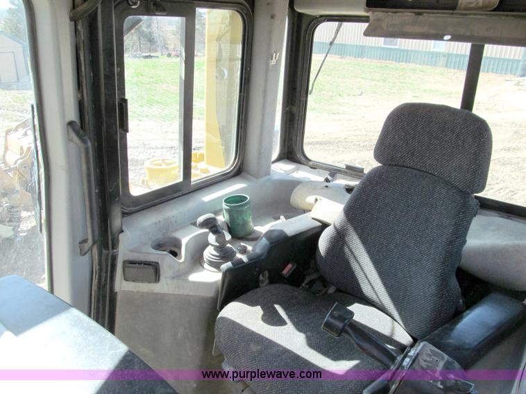 image for item D3105 2004 Caterpillar D6R XLII dozer