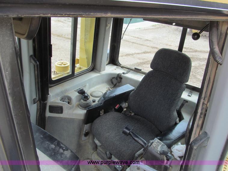 image for item D3105 2004 Caterpillar D6R XLII dozer
