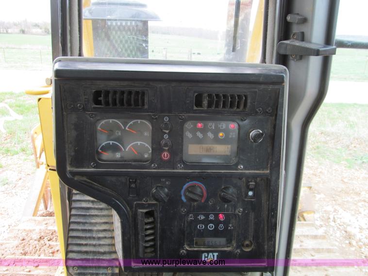 image for item D3105 2004 Caterpillar D6R XLII dozer