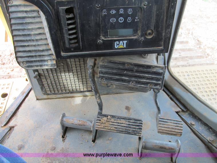 image for item D3105 2004 Caterpillar D6R XLII dozer