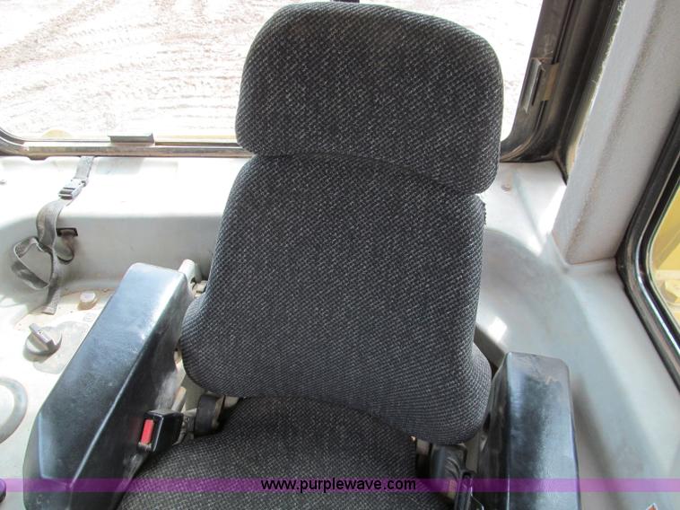 image for item D3105 2004 Caterpillar D6R XLII dozer