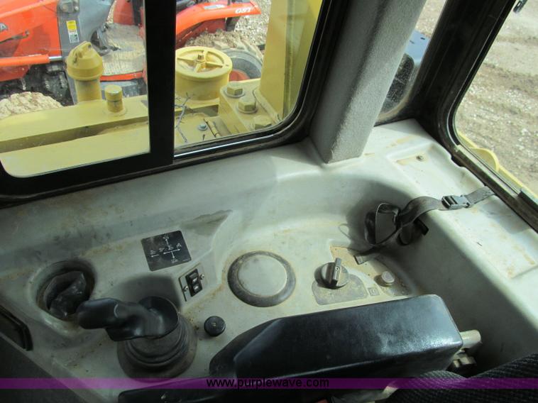 image for item D3105 2004 Caterpillar D6R XLII dozer