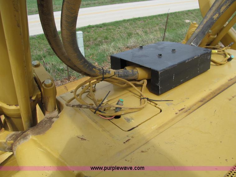 image for item D3105 2004 Caterpillar D6R XLII dozer