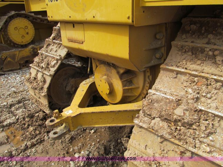 image for item D3105 2004 Caterpillar D6R XLII dozer