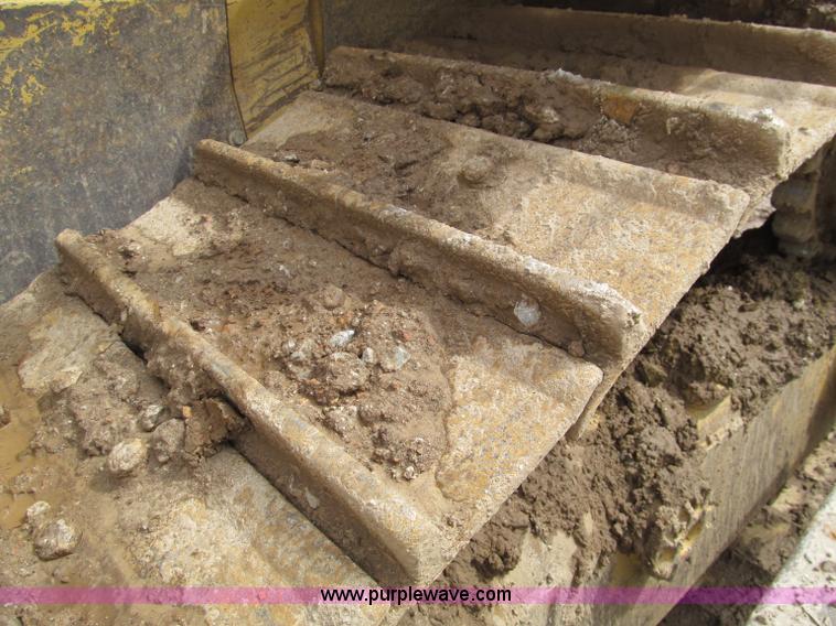 image for item D3105 2004 Caterpillar D6R XLII dozer