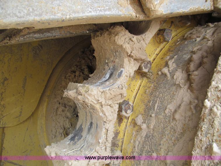 image for item D3105 2004 Caterpillar D6R XLII dozer