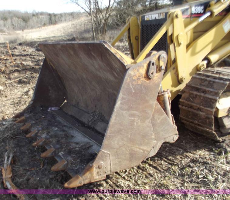 image for item D3507 2002 Caterpillar 939C track loader