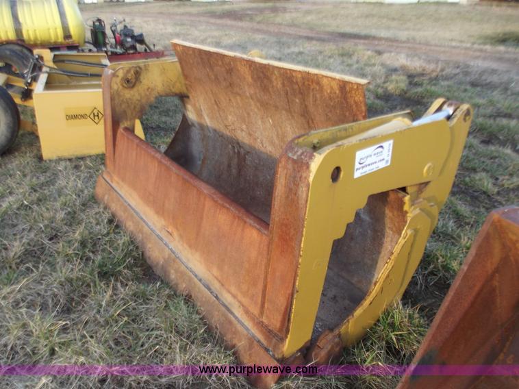 image for item D3510 Caterpillar 82"W grapple bucket