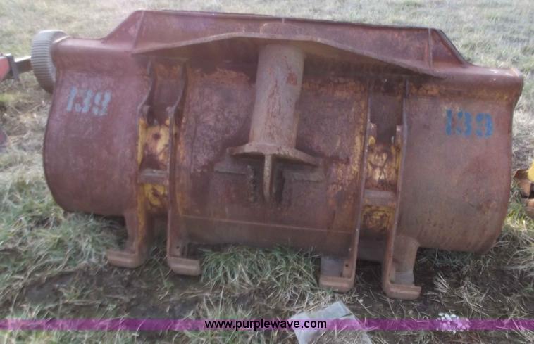 image for item D3511 John Deere 75"W bucket