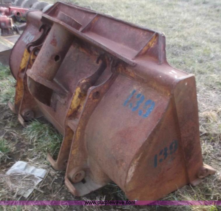 image for item D3511 John Deere 75"W bucket