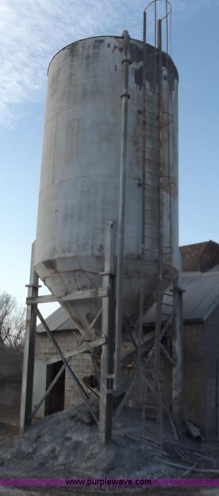 image for item D3563 75 ton cement powder silo