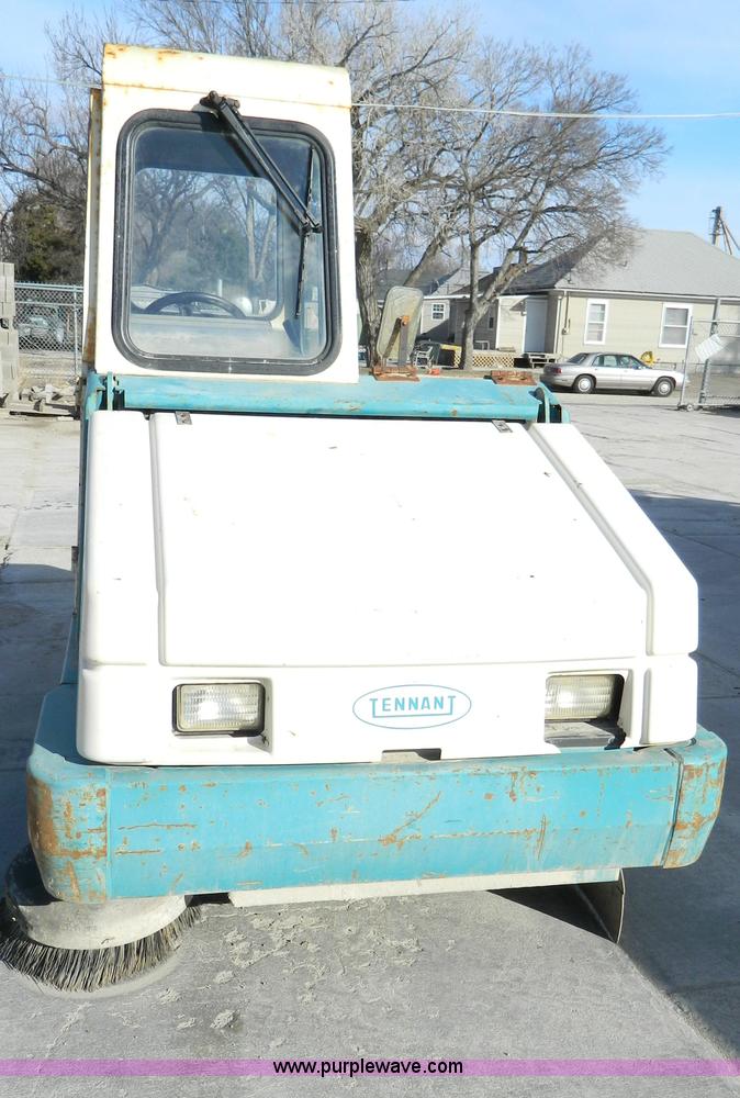 image for item D8864 Tennant 385 sweeper