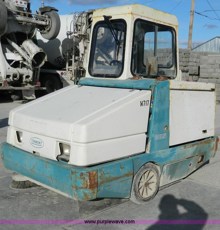 image for item D8864 Tennant 385 sweeper
