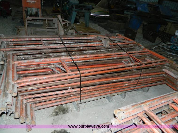 image for item E9423 (25) single section scaffolding risers