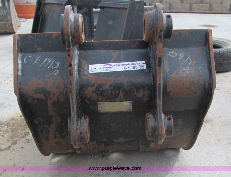 image for item G9455 Caterpillar 24"W bucket with teeth