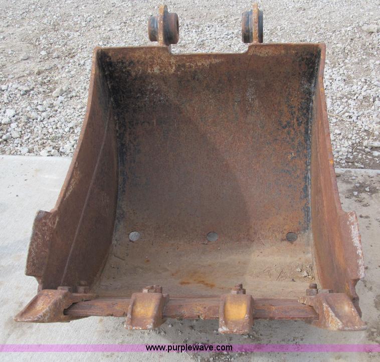 image for item G9455 Caterpillar 24"W bucket with teeth