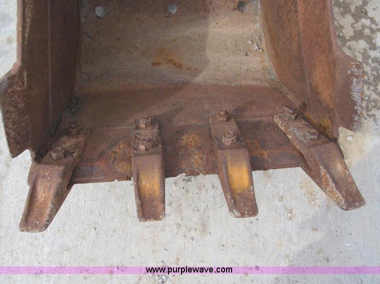image for item G9455 Caterpillar 24"W bucket with teeth