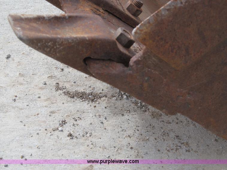 image for item G9455 Caterpillar 24"W bucket with teeth