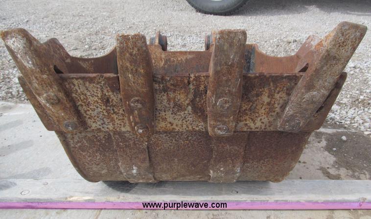 image for item G9455 Caterpillar 24"W bucket with teeth