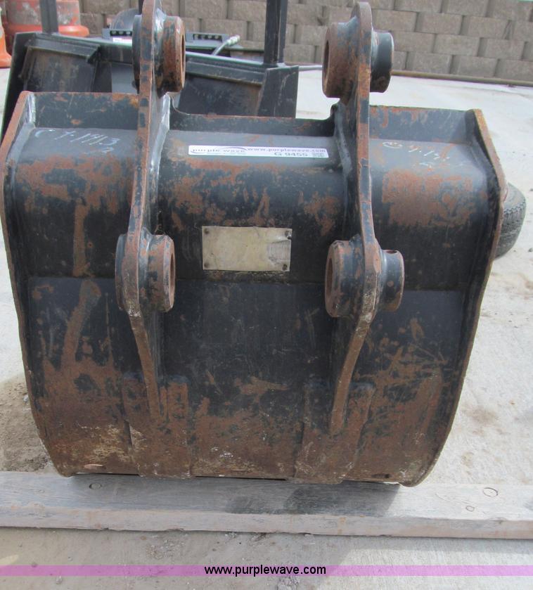 image for item G9455 Caterpillar 24"W bucket with teeth
