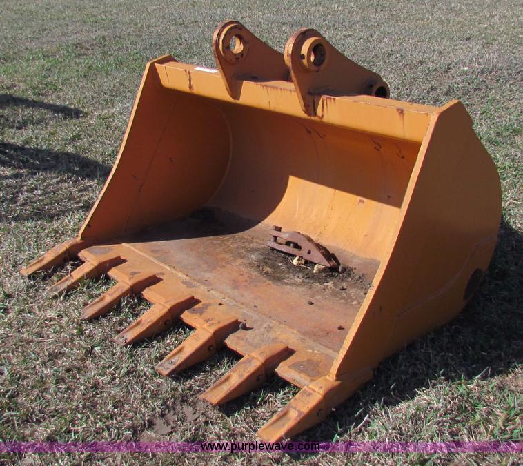 image for item I9694 66" toothed excavator bucket