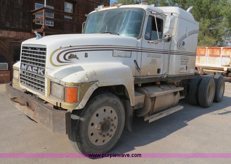 image for item B2432 1996 Mack CH613 semi truck